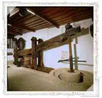 Пресса рычага и токарного станка сделанная для того чтобы отжать оливки для произведения оливкового масла девственницы