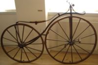 https://upload.wikimedia.org/wikipedia/commons/thumb/e/e2/Bicycle_1865.jpg/200px-Bicycle_1865.jpg